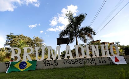 No monumento da entrada da cidade, a frase "Vale assassina" foi pichada. Ao menos 84 pessoas morreram soterradas e outras 276 permaneciam desaparecidas até esta quarta-feira.