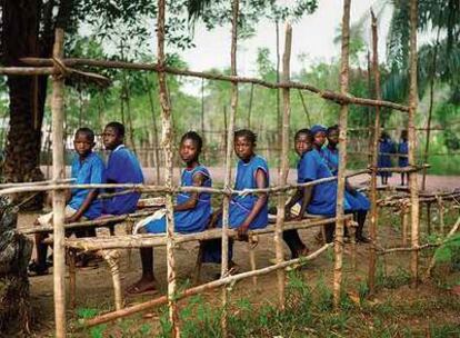 Niños de Sierra Leona, vestidos con el uniforme de su escuela.