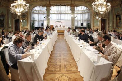 Los participantes del concurso Vila Viniteca durante la cata de vinos en el Casino de Madrid.