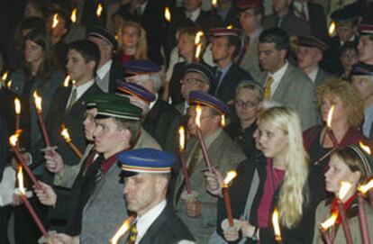 Miembros de fraternidades de extrema derecha marcharon en procesión ayer en Viena.