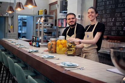 Los cocineros Jose Certucha y Carmen Alti, en la barra del nuevo local La Llorería