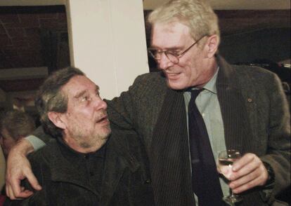 El poeta Mark Strand con el escritor mexicano Octavio Paz en 1995.
