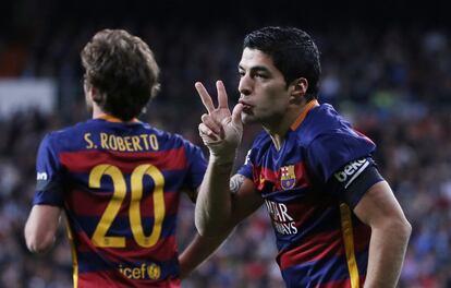 Luis Suárez celebra el gol junto a su compañero Sergi Roberto.