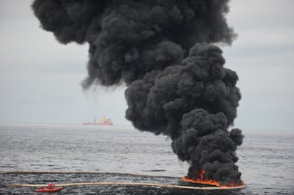 Imagen proporcionada por la Armada de EE UU en la que se ve un incendio de crudo controlado en el golfo de México.