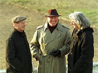 De izquierda a derecha: Péter Nádas, Imre Kertész (premio Nobel de Literatura 2002) y Péter Esterházy.