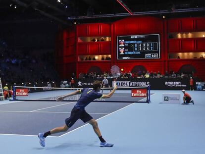 Medvedev devuelve la pelota ante Khachanov, ayer en Milan.