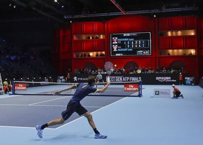 Medvedev devuelve la pelota ante Khachanov, en el último Masters júnior.