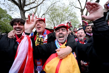Aficionados españoles en las inmediaciones del estadio del Dortmund, antes del partido.