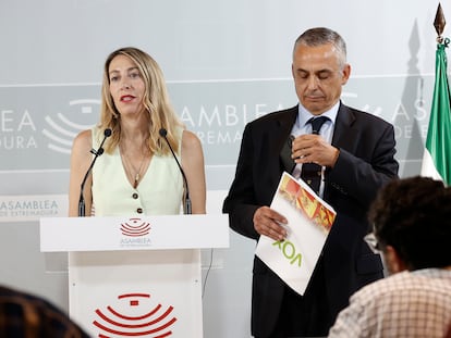 La presidenta del PP de Extremadura, María Guardiola y el portavoz de Vox en la Asamblea de Extremadura, Ángel Pelayo Gordillo, este viernes.