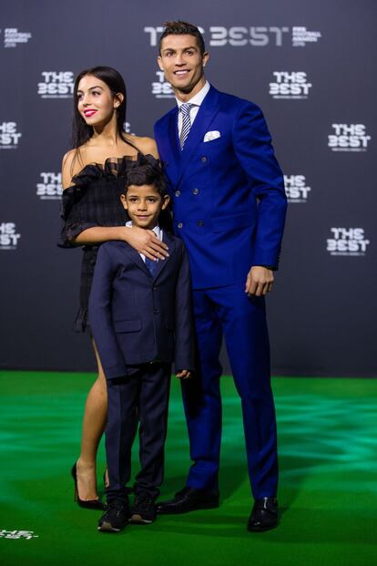 Cristiano Ronaldo, con su novia Georgina y su hijo, en la alfombra roja de los premios The Best FIFA.