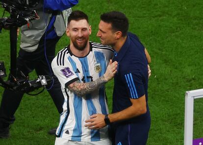 Scaloni y Messi después de la victoria ante Croacia en las semifinales del Mundial.