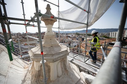 Una zona rehabilitada en la parte superior de la catedral. El material sustituido es de una calidad muy inferior a base de teja y arenisca.