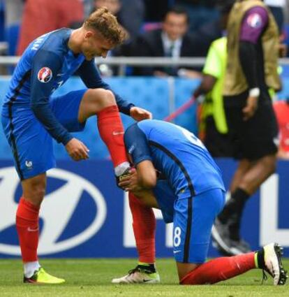 Payet besa la bota de Griezmann.