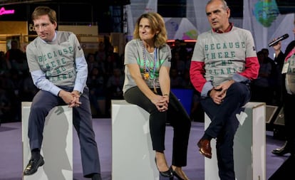 El alcalde de Madrid, José Luis Martínez-Almeida; la ministra para la Transición Ecológica en funciones, Teresa Ribera; el presidente de la Plataforma de Voluntariado de España y el presidente de la Plataforma del Tercer Sector, Luciano Poyato, en la cumbre del clima.