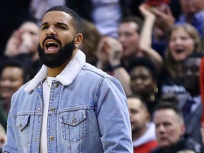 El cantante Drake, en un partido de baloncesto en Toronto, Canadá, en febrero de 2020.