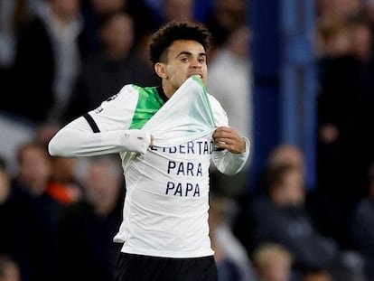 Luis Díaz muestra el mensaje "Libertad para papá" tras anotar el gol del empate del Liverpool ante el Luton Town, el 5 de noviembre de 2023.