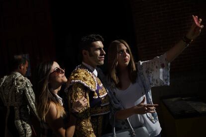 El diestro Alejandro Talavante atiende estoico a unas admiradoras que le acaban de pedir una foto a su llegada al coso madrileño.