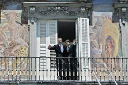 El responsable del colectivo de gays y lesbianas del PP, Javier Gómez (derecha), y su pareja, Manuel Ródenas, saludan en la Plaza Mayor de Madrid tras su boda.