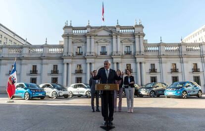 El presidente Sebastián Piñera presenta frente al La Moneda una flota de autos eléctricos para los ministerios, el miércoles.