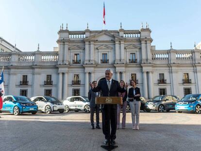 El presidente Sebastián Piñera presenta frente al La Moneda una flota de autos eléctricos para los ministerios, el miércoles.