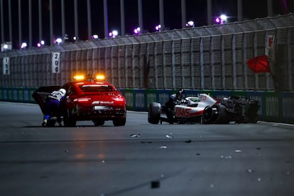 Mick Schumacher es atendido tras el fuerte choque que ha sufrido su coche en la Q2 del GP de Arabia Saudí este sábado.