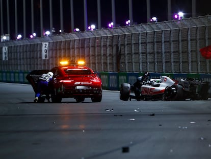 Mick Schumacher es atendido tras el fuerte choque que ha sufrido su coche en la Q2 del GP de Arabia Saudí este sábado.