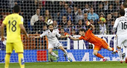 Casillas intenta evitar un gol del Villarreal.