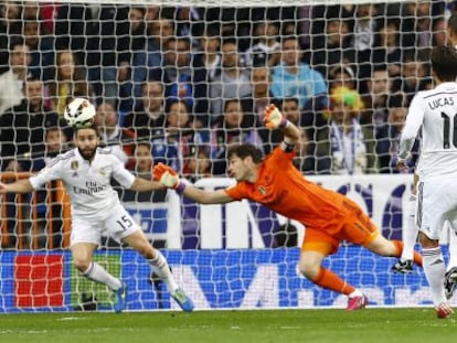 Casillas intenta evitar un gol del Villarreal.