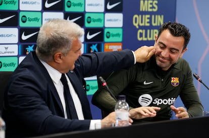 Joan Laporta y Xavi Hernández, durante la rueda de prensa en la que se anunció la continuidad del entrenador azulgrana, el pasado 25 de abril.