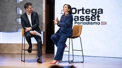 La directora de EL PAÍS, Pepa Bueno, con el periodista de Televisión Española y conductor de la ceremonia de los Premios Ortega y Gasset de Periodismo, Carlos del Amor, este martes en Barcelona.