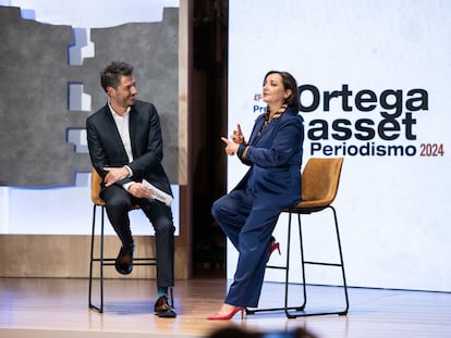 La directora de EL PAÍS, Pepa Bueno, con el periodista de Televisión Española y conductor de la ceremonia de los Premios Ortega y Gasset de Periodismo, Carlos del Amor, este martes en Barcelona.