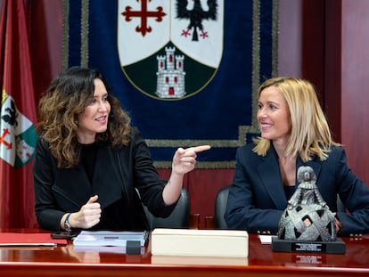 La presidenta de la Comunidad de Madrid, Isabel Díaz Ayuso, junto a la alcaldesa de Alcobendas, Rocío García Alcántara, durante la reunión del Consejo de Gobierno celebrada este miércoles en Alcobendas.