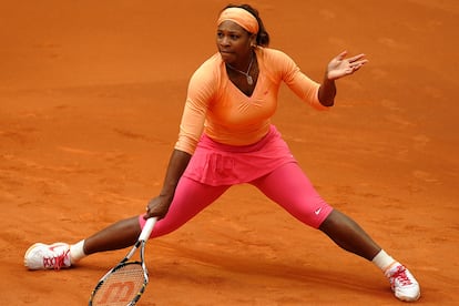 Sus éxitos deportivos también han tenido ascendencia en el mundo de la moda. Ha sido portada de las principales cabeceras, invitada en diferentes galas Met y en 2019 presentó en el marco de la semana de la moda de Nueva York su línea S by Serena Williams. En la imagen, combinando naranja y rosa en el Open de Madrid de 2010.