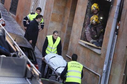 Els serveis judicials treuen la víctima mortal de l'incendi.