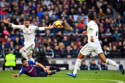 El delantero del Barcelona Luis Suárez cae al suelo durante una jugada con Sergio Ramos.