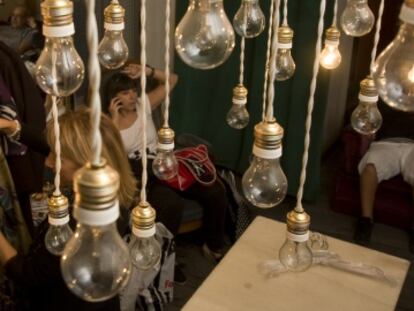Bombillas incandescentes en una tienda madrileña