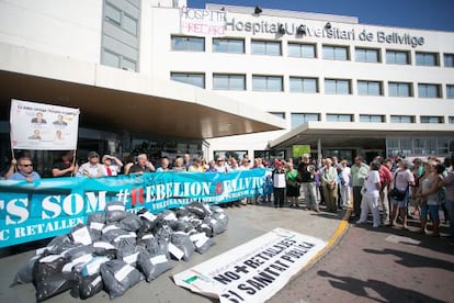 Trabajadores se manifiestan en la puerta del hospital