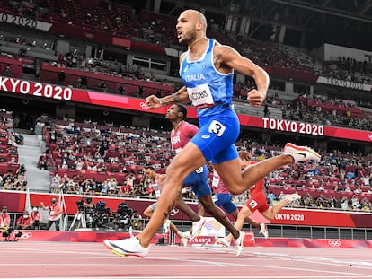 El italiano Lamont Marcell Jacobs celebra la victoria al cruzar la meta para ganar la final de los 100m en los Juegos Olímpicos de Tokio.
