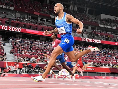 O italiano Lamont Marcell Jacobs comemora ao cruzar a chegada para vencer a final dos 100m nos Jogos Olímpicos de Tóquio.