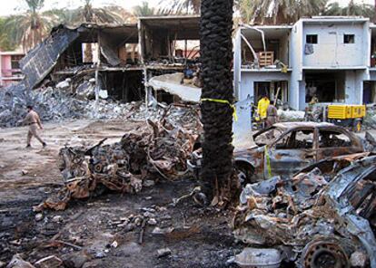 Aspecto del complejo residencial destrozado por el atentado suicida cometido la madrugada del domingo en Riad.