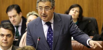Juan Ignacio Zoido, durante la sesi&oacute;n de este jueves en el Parlamento.