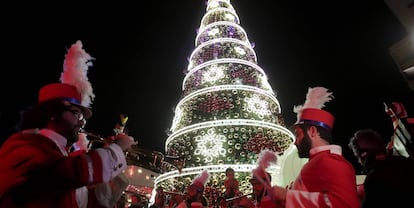 Uma banda interpreta durante a ignição do natal em Beirute.