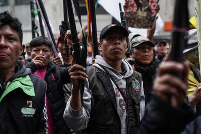 Miembros de la Guardia Indígena se reúnen para exigirle a la Corte Suprema de Justicia la pronta elección de una nueva fiscal general, afuera del Palacio de Justicia.