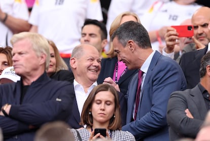 El canciller alemán Olaf Scholz y el presidente del Gobierno, Pedro Sánchez, en las gradas del Stuttgart Arena.