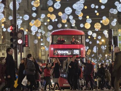 Un autob&uacute;s pasa por Oxford Street, en Londres. 