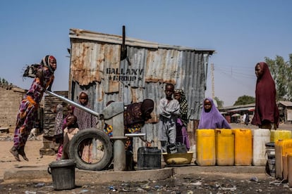 Una niña sacando agua de un pozo en Old Maiduguri, Borno State (Nigeria).