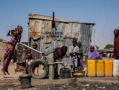 Una niña sacando agua de un pozo en Old Maiduguri, Borno State (Nigeria).