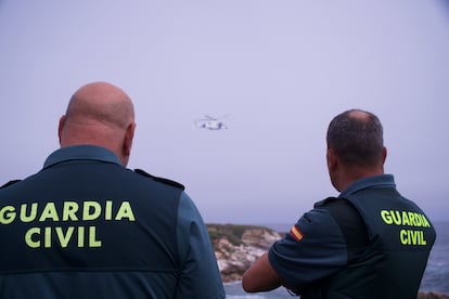 Dos guardias civiles en la costa de Lugo, en julio de 2024.