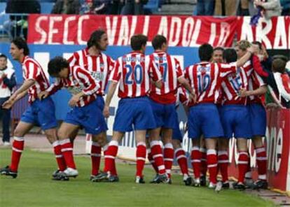 Los jugadores rojiblancos celebran su segundo tanto, el anotado por <b>Torres.</b>