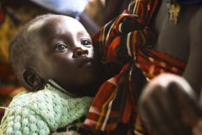 Un niño de la etnia Turkana con problemas de malnutrición en brazos de su madre delante del centro de estabilización del hospital del distrito de Lokitaug, Turkana (Kenia). EFE/Archivo